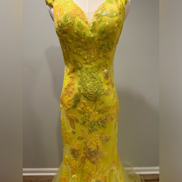 Prom•special occasion•pageant. NWT size 6. Gorgeous yellow color! - Picture 6 of 7